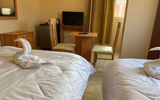 Grand Pyramids View Guesthouse