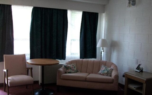 Hospitality Courtyard Inn