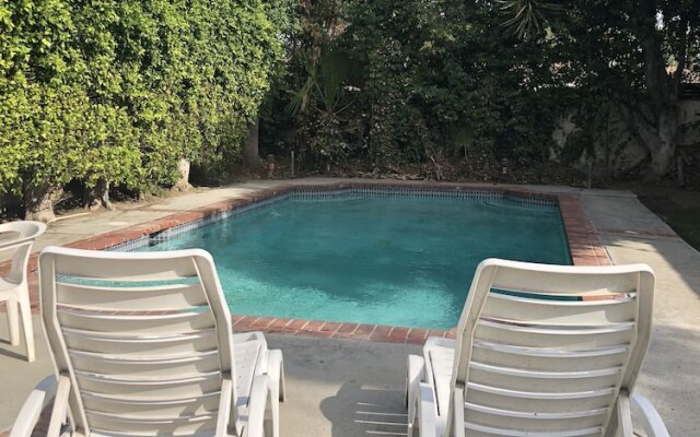 Lovely 1-Bedroom Home with Pool