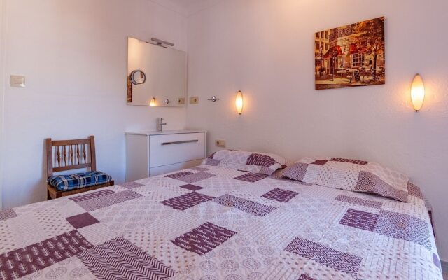 Cozy Apartment in Roses with Sea Nearby