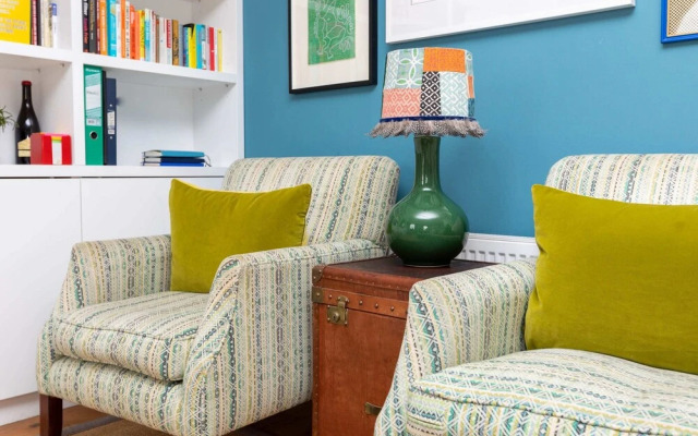 Spacious 3 Bedroom in Notting Hill With Balcony