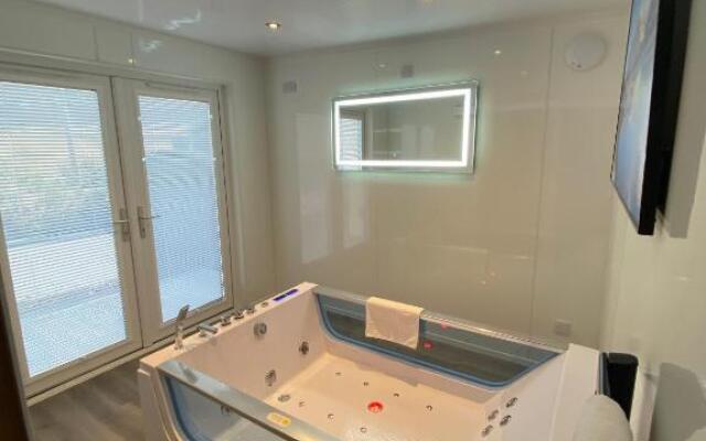 Highland Stays - Ben View Room & Jacuzzi Bath
