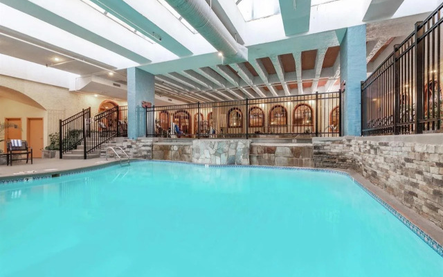 Embassy Suites Kansas City Plaza