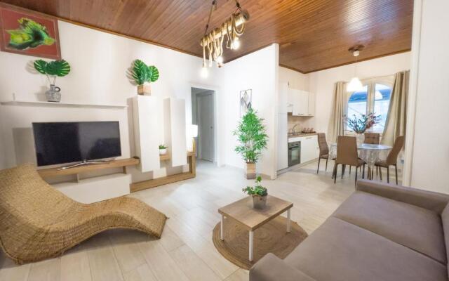 Demetra Seafront Apartment - Parking & Pool