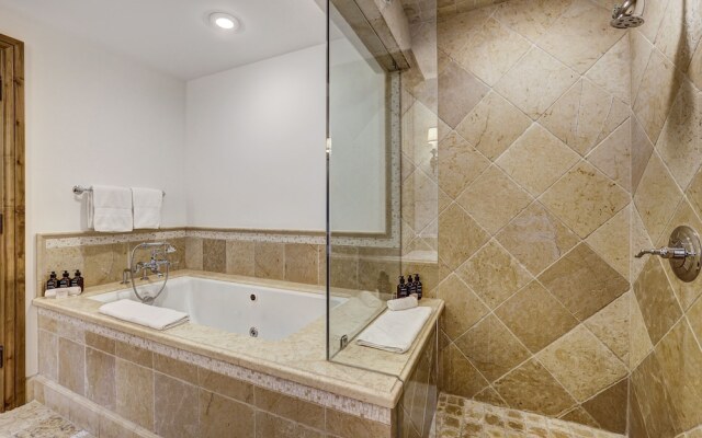 Arrabelle Luxury 4 BR Condo- Close To The Mountain by RedAwning - Save 20% on 7+ Nights!