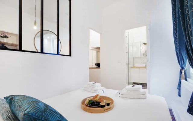 Chic Apartment in Paris for Couple