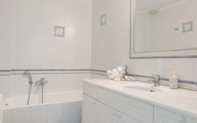 Beachfront Modern Apartment