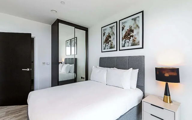 Modern Sky-High Flat In North Acton