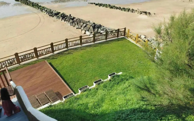 The Benervilloise Villa With its Feet in the Water