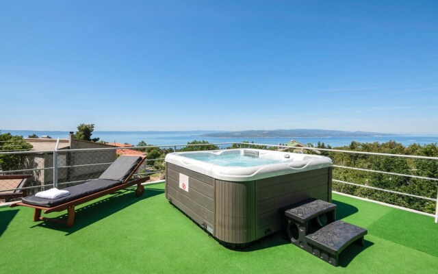 Stunning Home in Bast With 4 Bedrooms, Jacuzzi and Wifi