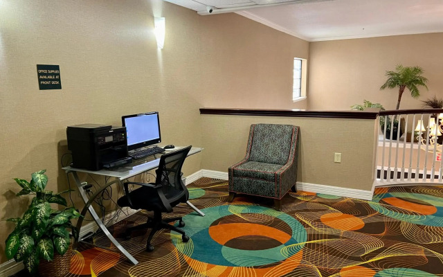 Quality Inn & Suites, Near University