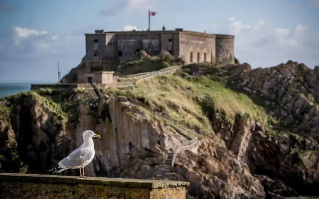 Windermere House - Sea Views Close to Harbour