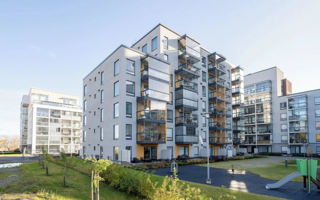 Modern 2BR Apt with Sauna & Free Parking