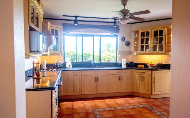 "Modern 2br Casa Calmarse W Mountain View"