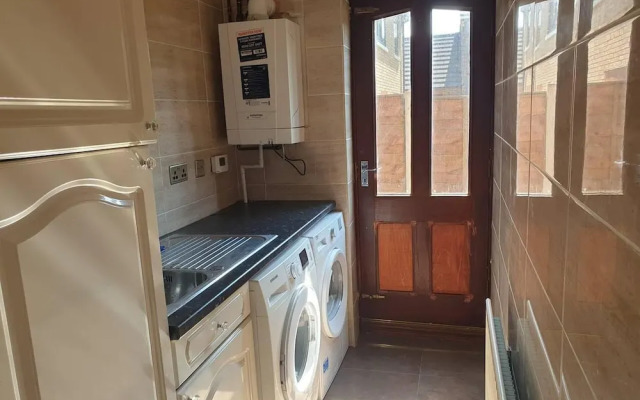 Lovely 4-bed , 3 Bath Villa in Bolton, Manchester