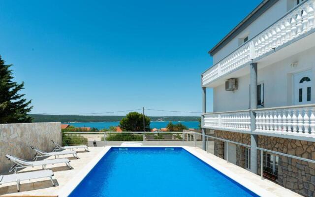 Pool apartment Leonardo