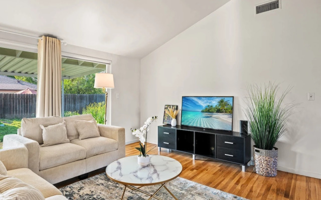 Perfect Family Home With Fireplace Spacious Yard