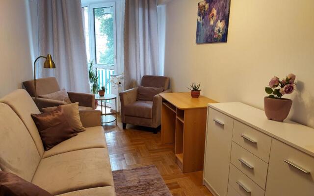 APART- salon z aneksem kuchenym, 2 sypialnie, łazienka