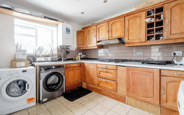 North Avenue Guest House Ltd, Heathrow Airport-Free Parking