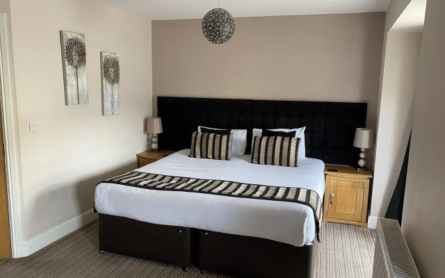 The Three Horseshoes Hotel
