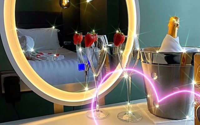Marina Court Hotel