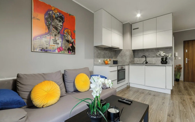 Lumina modern studio with balcony