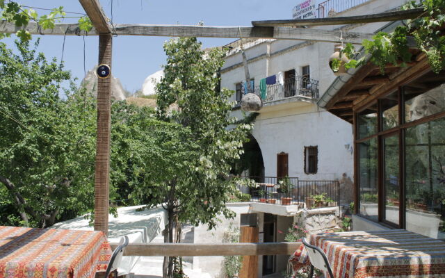Yasin's Place Backpackers Cave Hotel
