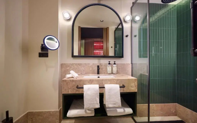 DUO Hotel Lisbon, Curio Collection by Hilton