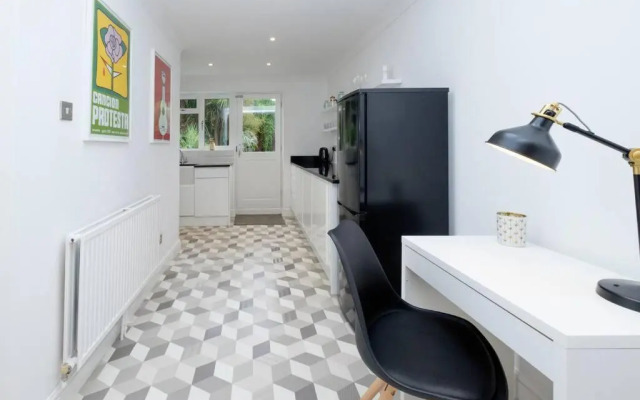 Contemporary House Garden near Park & Thames