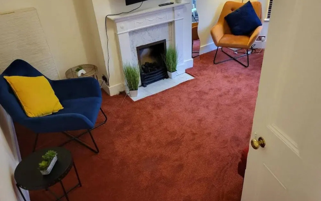 Cozy Fulham Retreat With Private Entrance & Hot Tub