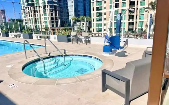 Luxe 1Br + Den: Little Italy Gem