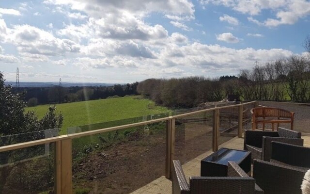 Secret Lodge by Cardiff Holiday Homes