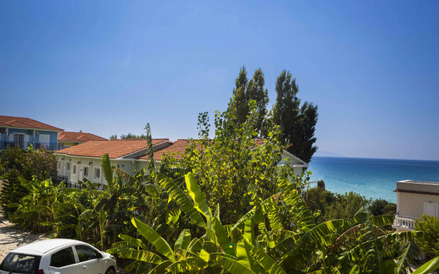 Stefanos Studios.. Above the beach of Lourdas