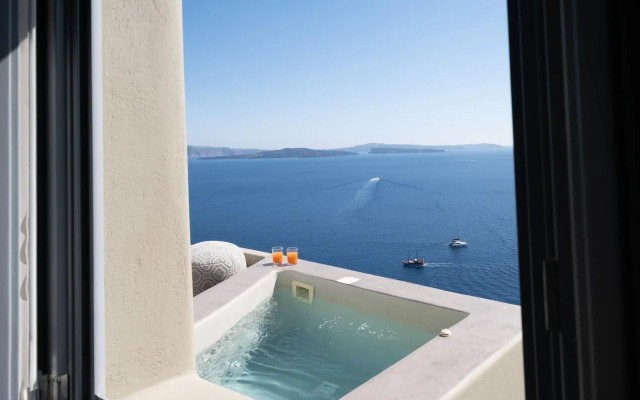 SantorOia Luxury Suites