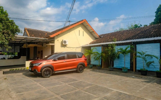Super OYO 1226 Al Abror Homestay