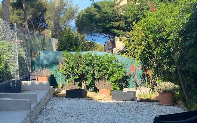 Logement entier T2 climatisé, parking gratuit, jardin, mer