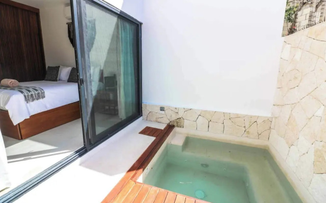 Charming Jungle Apartment Rooftop BBQ