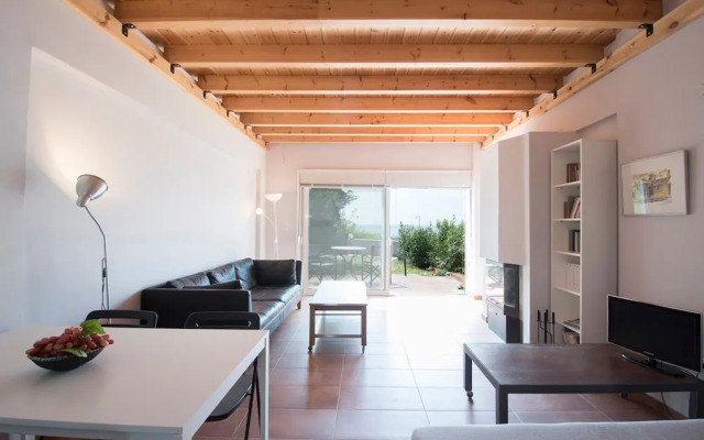 halu! Modern & Cozy Seafront Villa