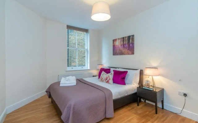Modern Two Bedroom Apartment in Hammersmith - 203a, London