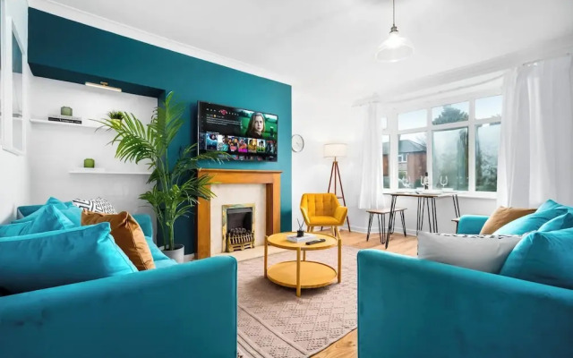 Stylish Three Bedroom Retreat With Garden