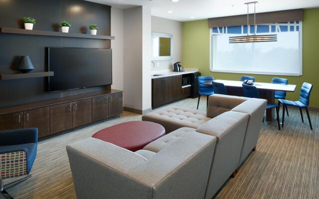 Holiday Inn Express & Suites Cincinnati North - Liberty Way