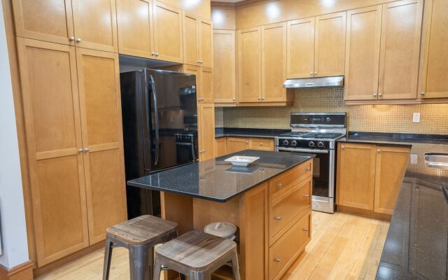 Chic 2BR near Little Italy 5min to Metro