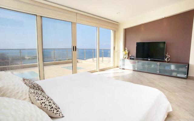 Seafront 5 Bedroom Villa Paradise in Sea Caves