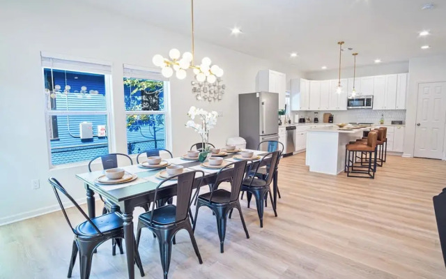 Urban Delight 4br/3ba Near City Center