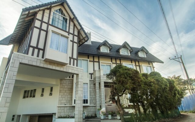 The Lynden Grove Hotel