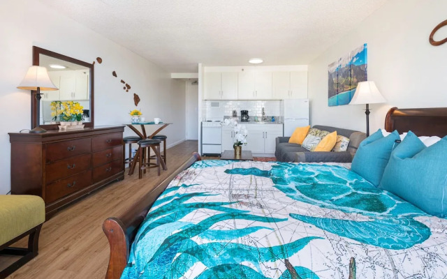 Marine Surf Waikiki w/ Beach Gear & Parking!