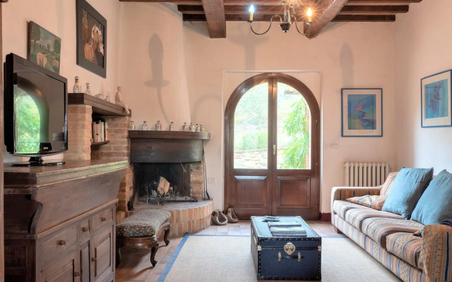 Beautiful Villa in San Giovanni del Pantano With Pool