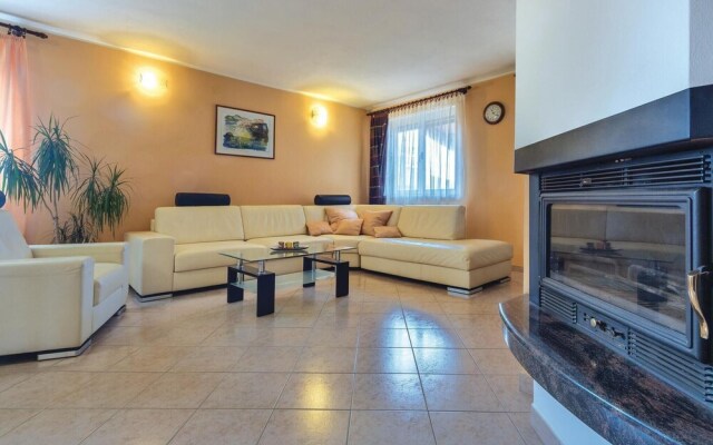 Beautiful Home in Sisan With Wifi and 5 Bedrooms