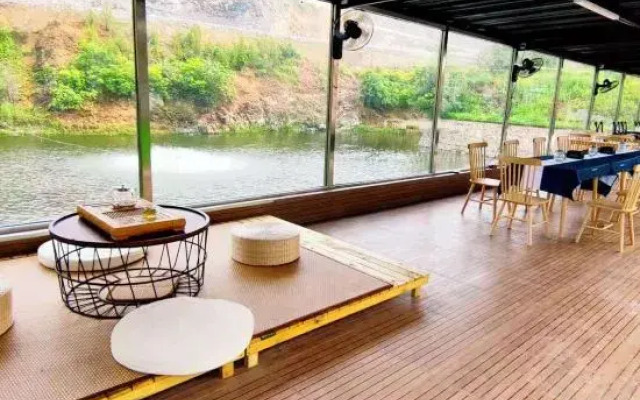 Leisure Pond-Childhood Joy Volley Lodge