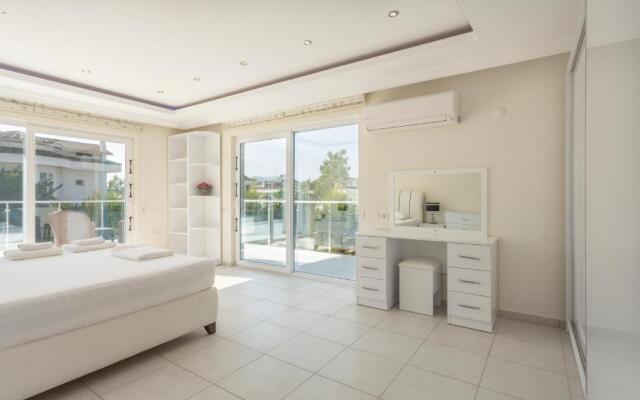 Villa Four Season 8